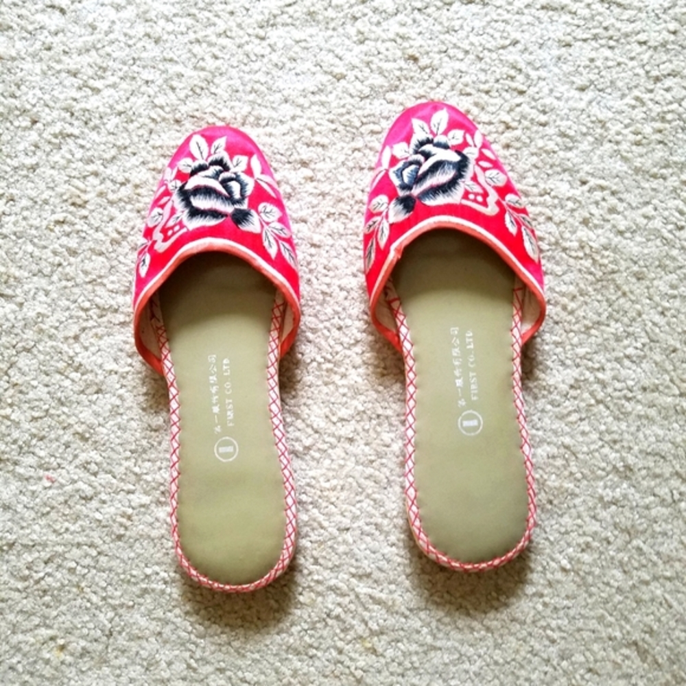 Embroidered  Silk Flattering  New Red Slippers Size M